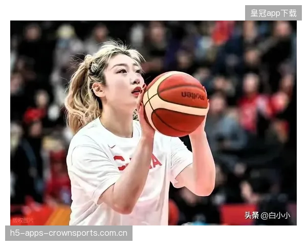 女篮球员赛后为球迷签名的暖心行为引发热议